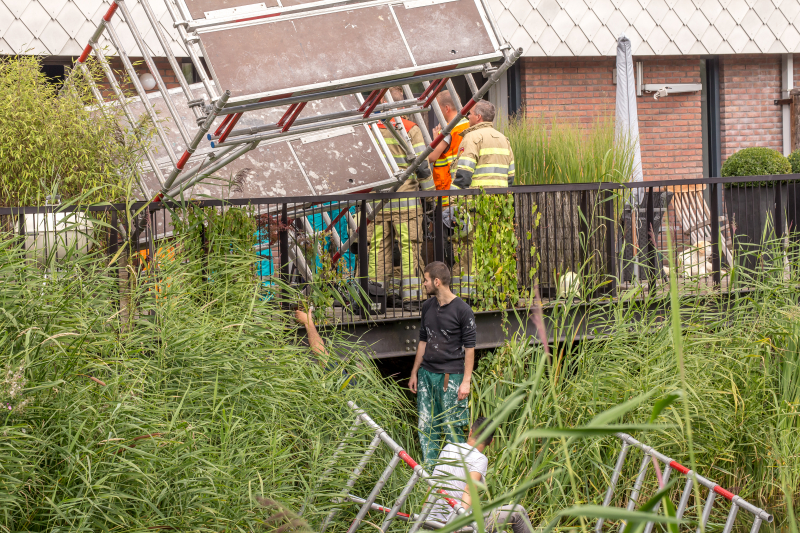 Steiger valt om schilder belandt in water