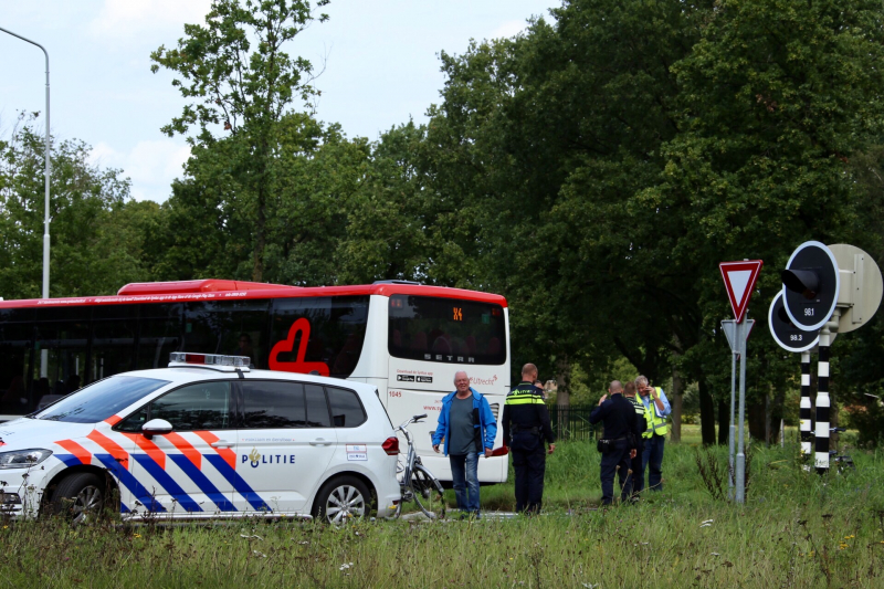 Fietser rijdt tegen stadsbus