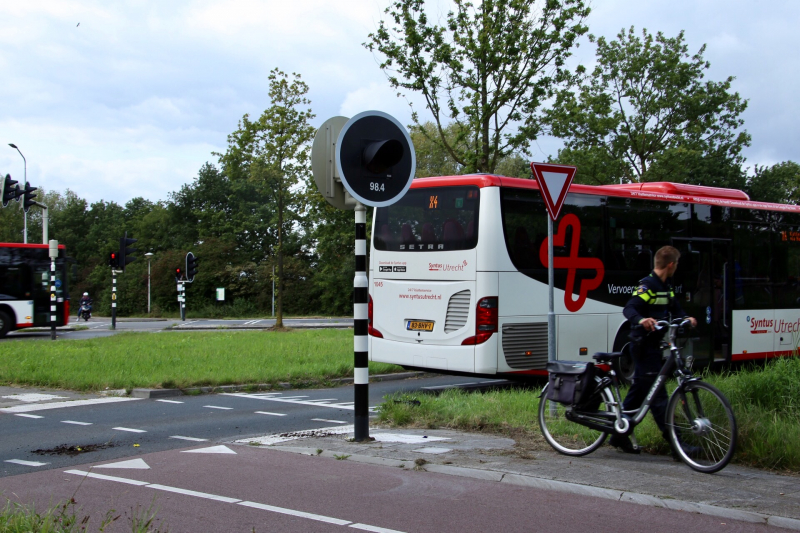 Fietser rijdt tegen stadsbus