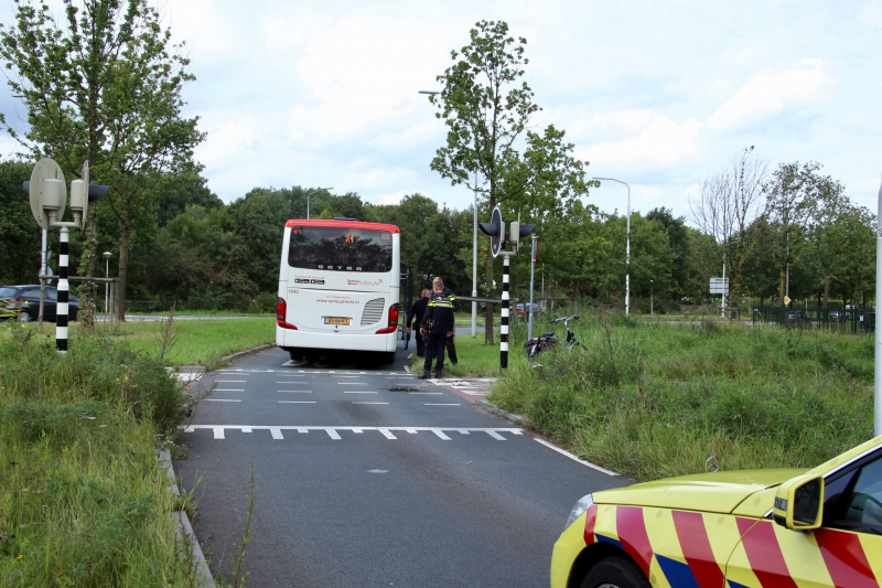 Fietser rijdt tegen stadsbus