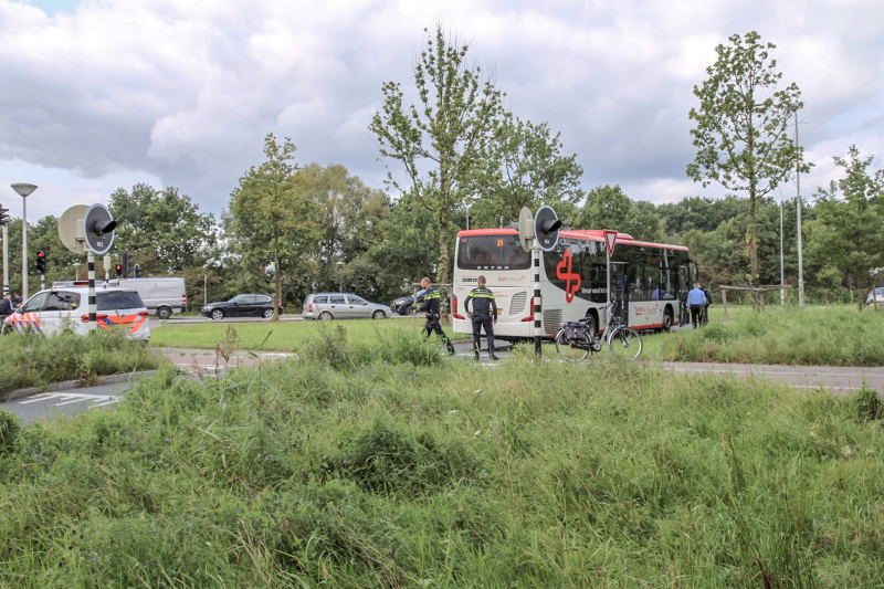 Fietser rijdt tegen stadsbus