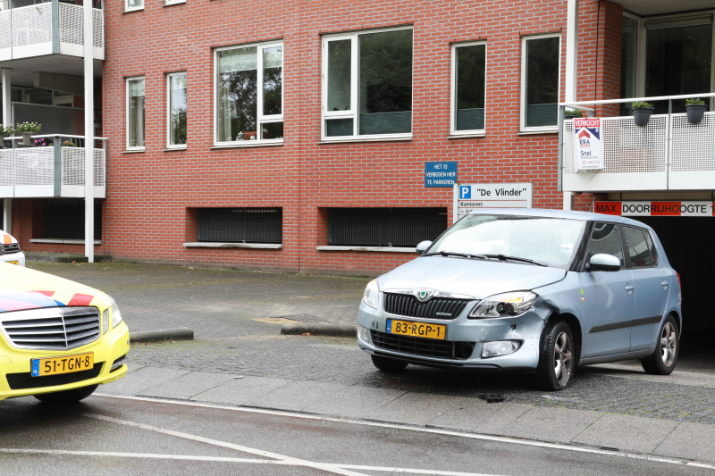 Flinke aanrijding na uitrijden parkeergarage