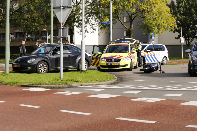 Scooterrijder gewond na botsing met auto