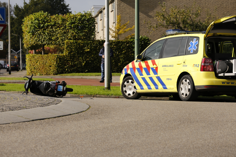 Scooterrijder gewond na botsing met auto