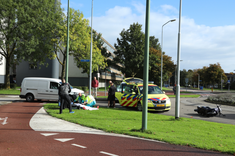 Scooterrijder gewond na botsing met auto