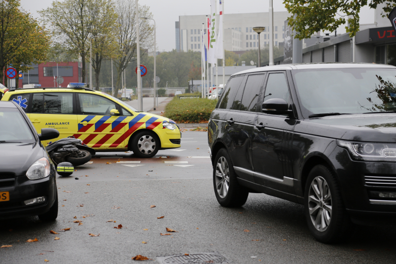 Brommer knalt in Range Rover