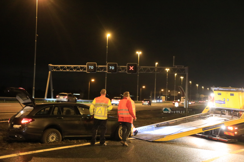 Personenauto mist afslag