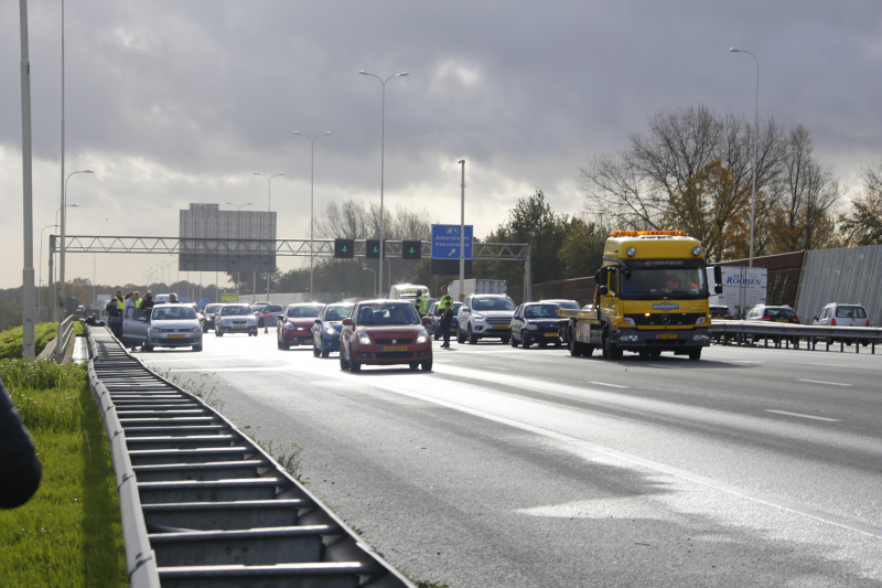 5 voertuigen botsen op elkaar op snelweg