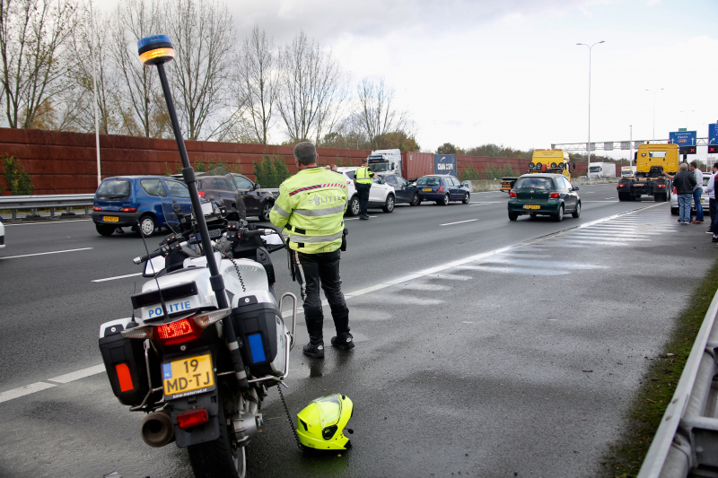 5 voertuigen botsen op elkaar op snelweg