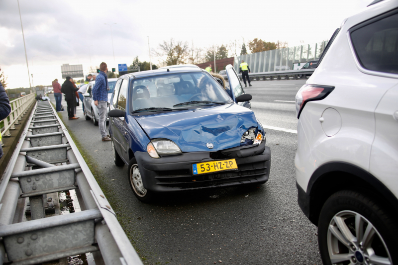 5 voertuigen botsen op elkaar op snelweg