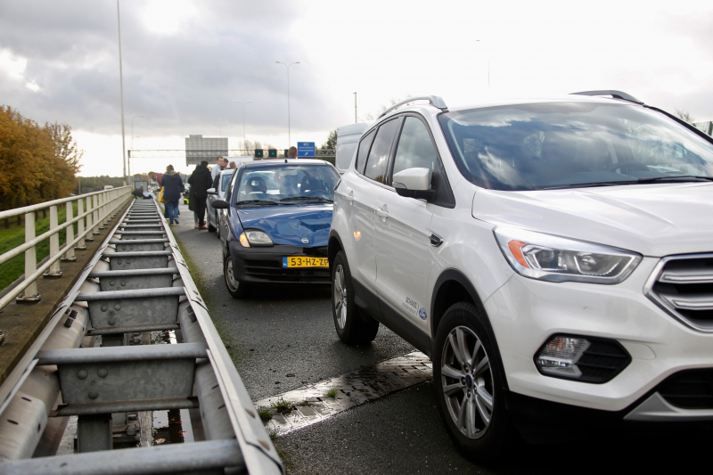 5 voertuigen botsen op elkaar op snelweg