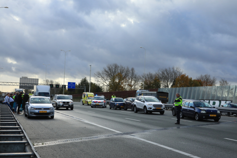 5 voertuigen botsen op elkaar op snelweg