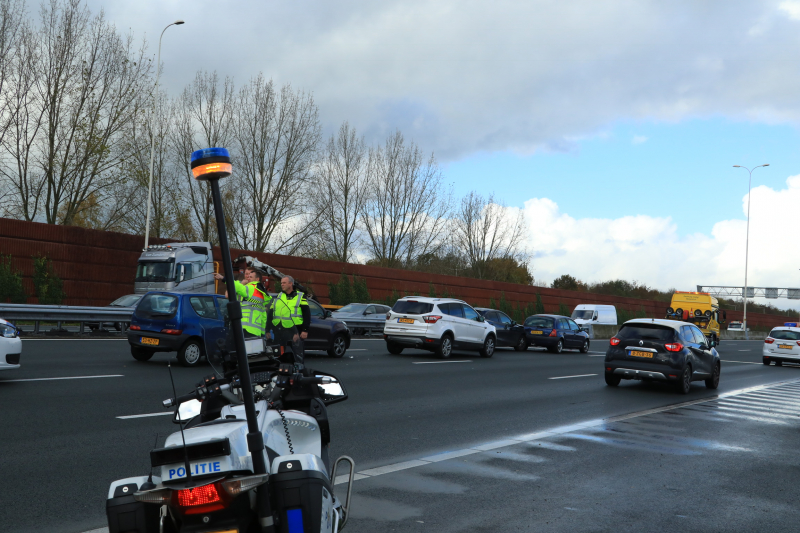 5 voertuigen botsen op elkaar op snelweg