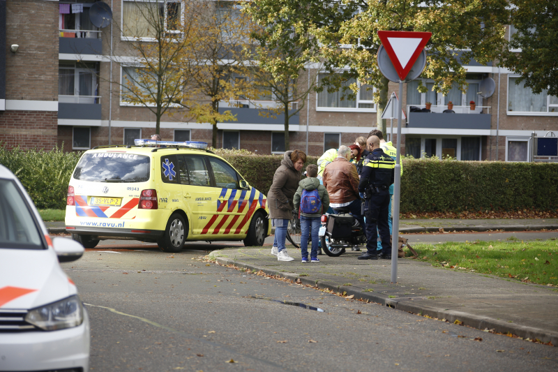 Snorfietser gewond na botsing met jonge fietsster