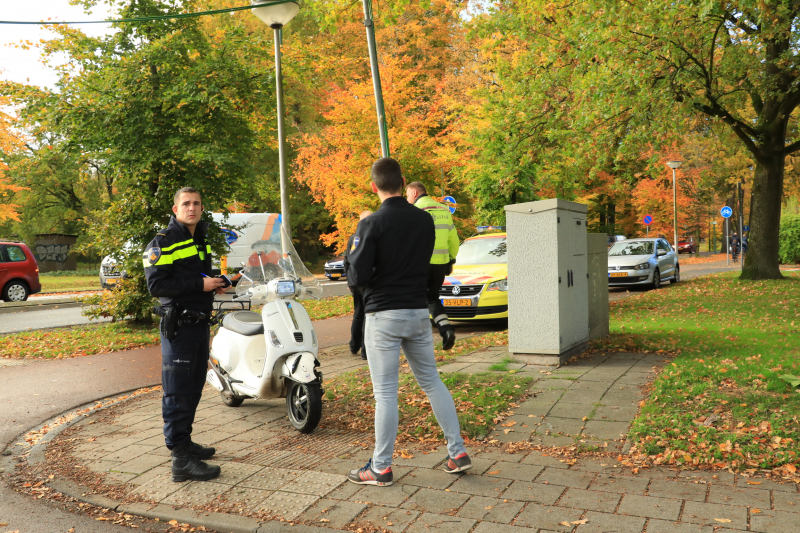 Scooterrijder gewond na botsing met bestelbus