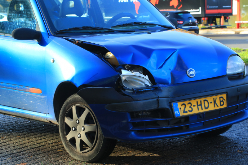 Auto total-loss bij kop-staartbotsing