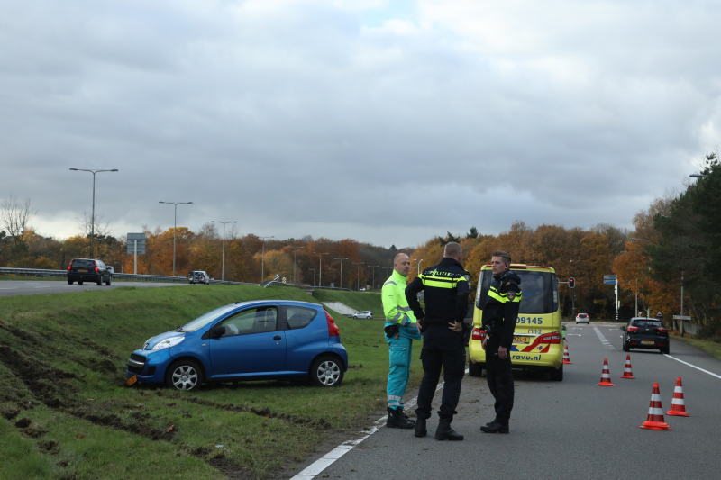 Auto raakt van de snelweg, bestuurster gewond