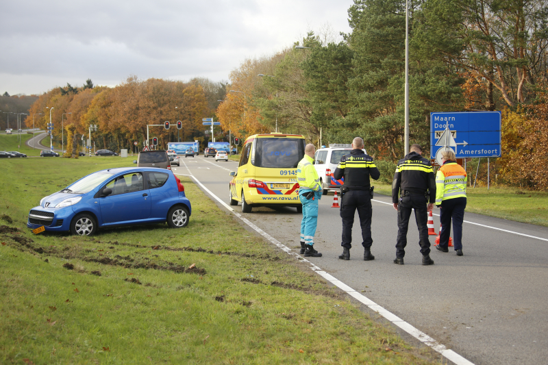 Auto raakt van de snelweg, bestuurster gewond