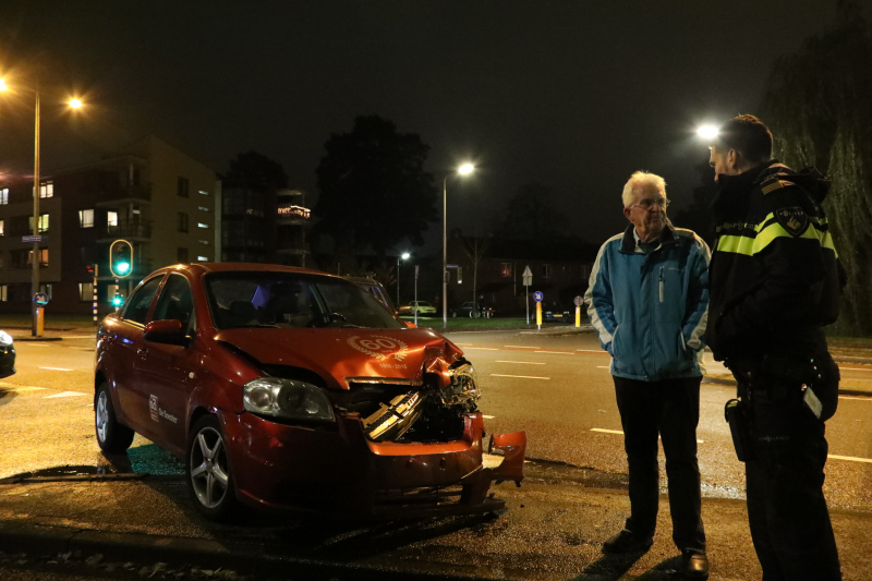 Twee auto's botsen op kruising