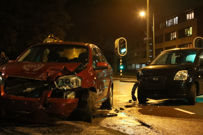 Twee auto's botsen op kruising