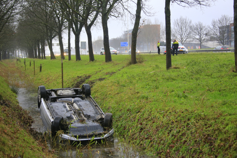 Bestuurder belandt op de kop in sloot