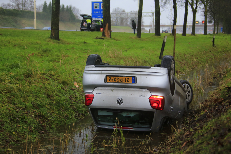 Bestuurder belandt op de kop in sloot