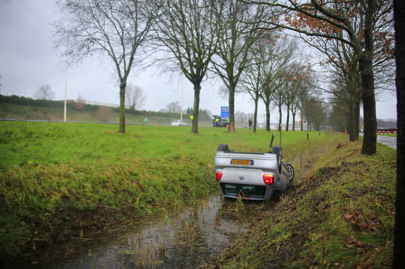 Bestuurder belandt op de kop in sloot