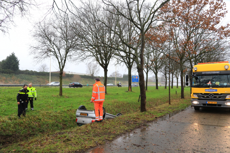 Bestuurder belandt op de kop in sloot