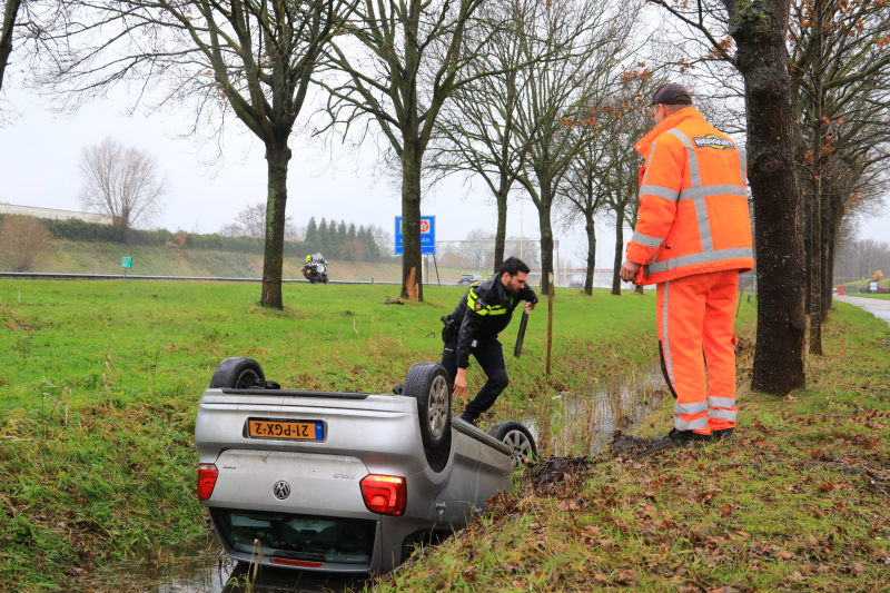 Bestuurder belandt op de kop in sloot