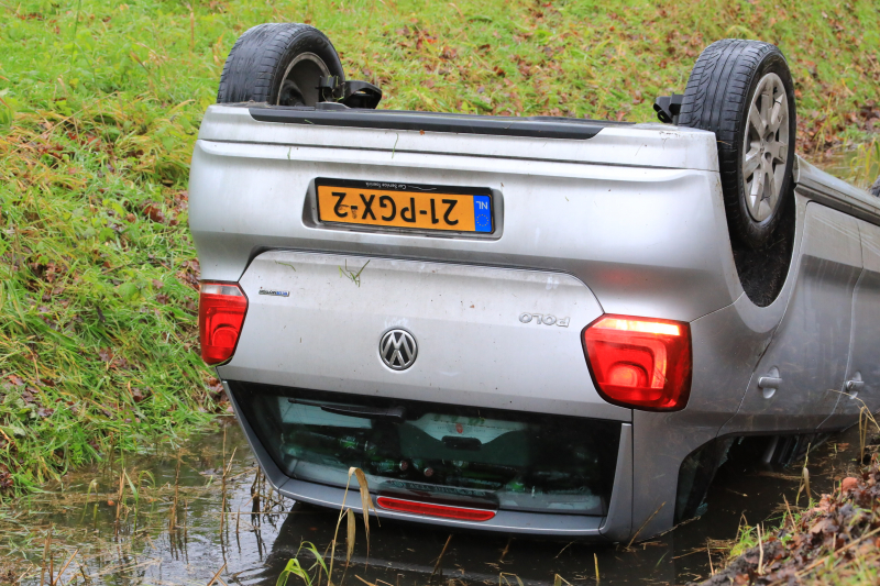 Bestuurder belandt op de kop in sloot