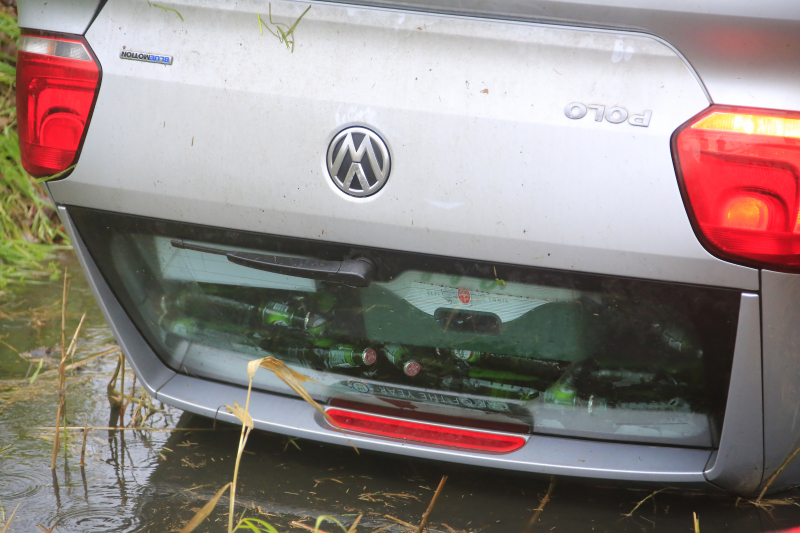 Bestuurder belandt op de kop in sloot