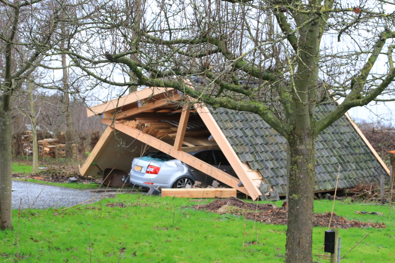 Auto bedolven onder ingestorte schuur