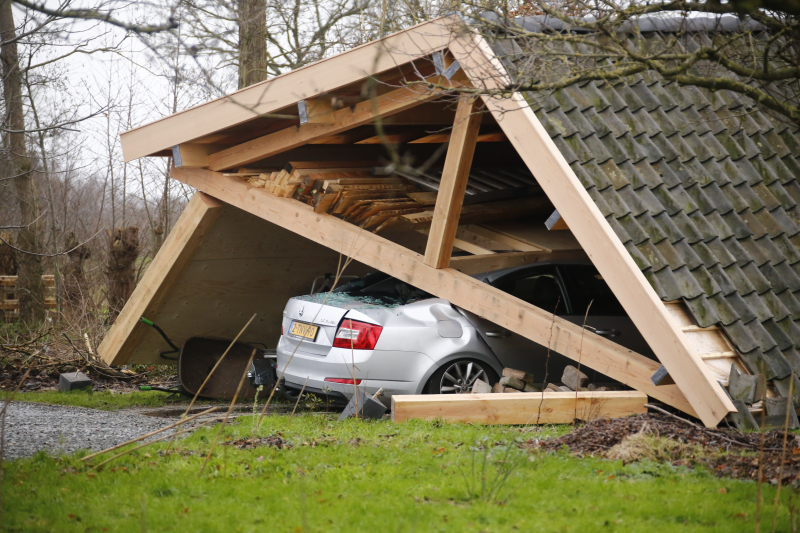 Auto bedolven onder ingestorte schuur