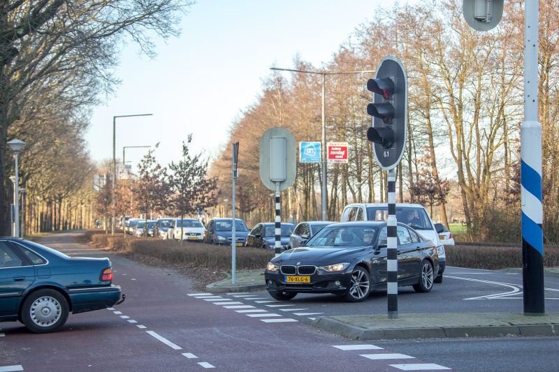 Lange wachtrijen voor ziekenhuis na brand in parkeergarage