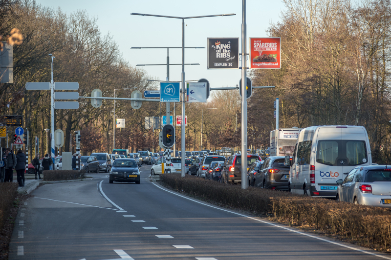 Lange wachtrijen voor ziekenhuis na brand in parkeergarage