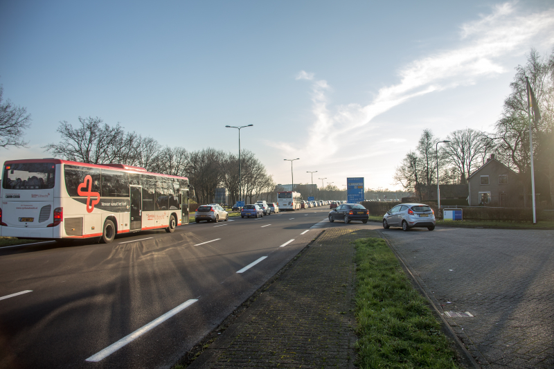 Lange wachtrijen voor ziekenhuis na brand in parkeergarage