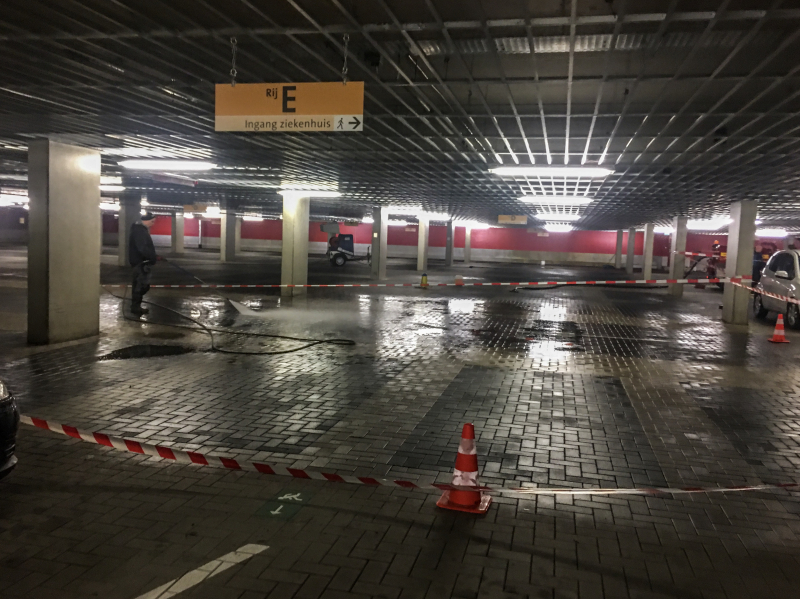 Lange wachtrijen voor ziekenhuis na brand in parkeergarage