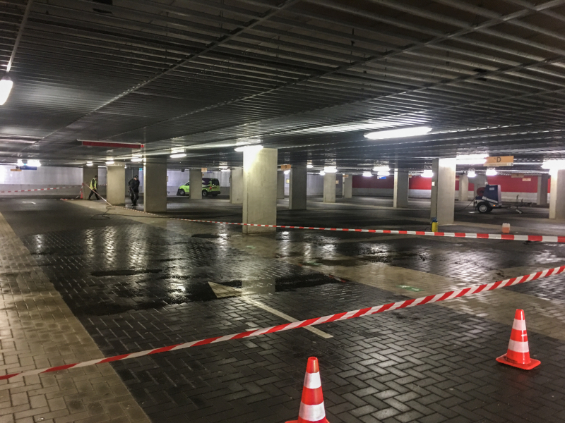 Lange wachtrijen voor ziekenhuis na brand in parkeergarage