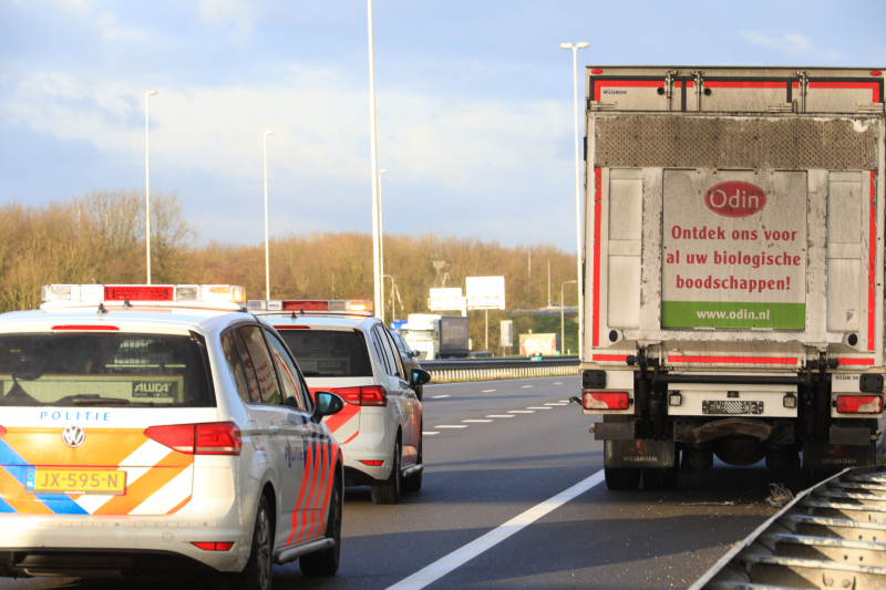 Bestuurster gewond na aanrijding vrachtwagen