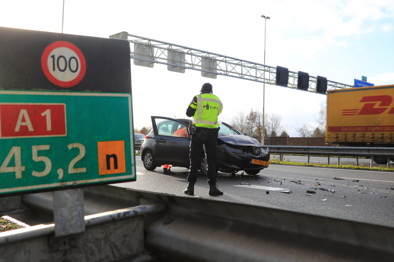 Bestuurster gewond na aanrijding vrachtwagen