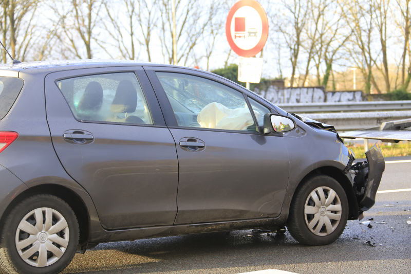 Bestuurster gewond na aanrijding vrachtwagen