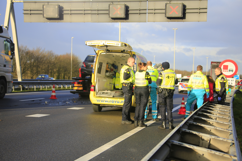 Bestuurster gewond na aanrijding vrachtwagen