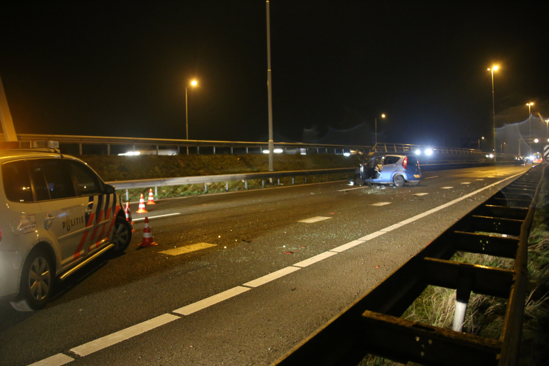 Snelweg dicht na flinke crash