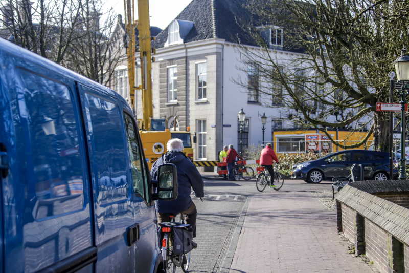 Verkeer gestremd door kraanwerkzaamheden