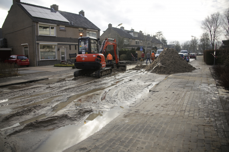 Straat onder water na leidingbreuk