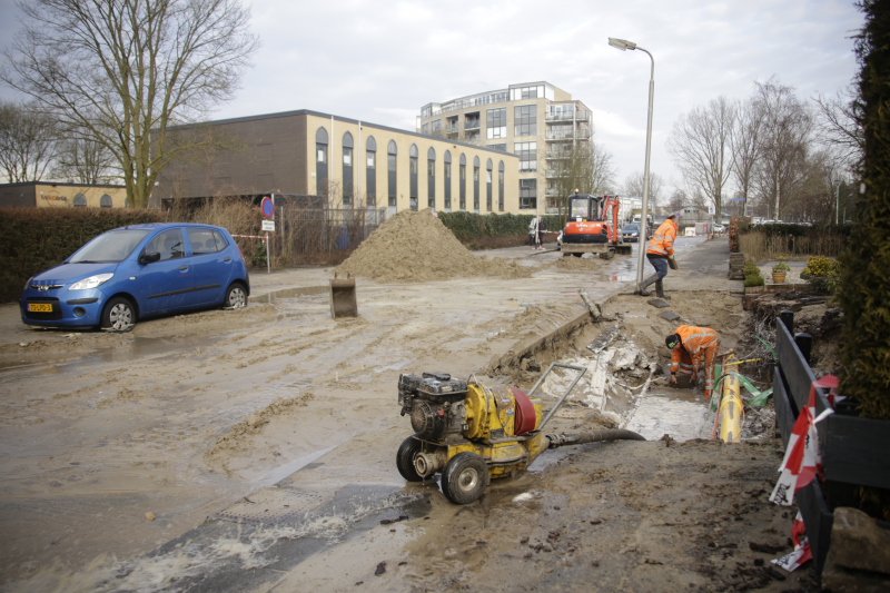 Straat onder water na leidingbreuk