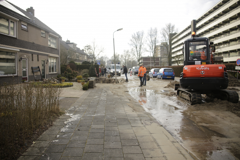 Straat onder water na leidingbreuk