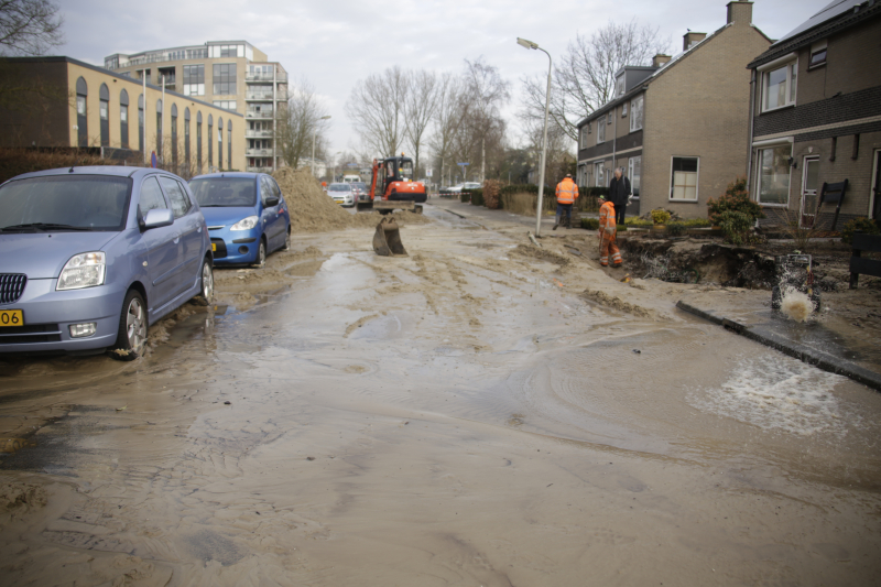 Straat onder water na leidingbreuk