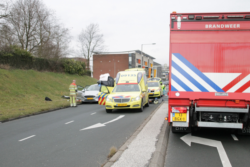 Twee auto?s botsen op kruising