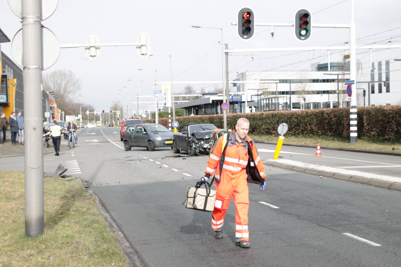 Twee auto?s botsen op kruising